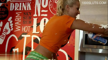 Genç İtalyan Garson Ona Sıkı Pislik Içinde Sert Bir Horoz Alır